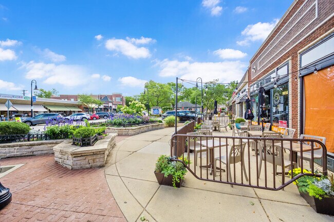 Vibrant Quaint Downtown CH - 38 Gilbert Ave
