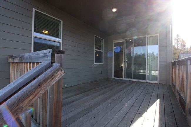 Building Photo - WELL MAINTAINED, BEAUTIFUL 5 BR HOME IN THE CAMAS HILLS!