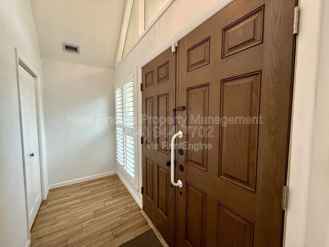 Building Photo - 7007 Holiday Hill Ct