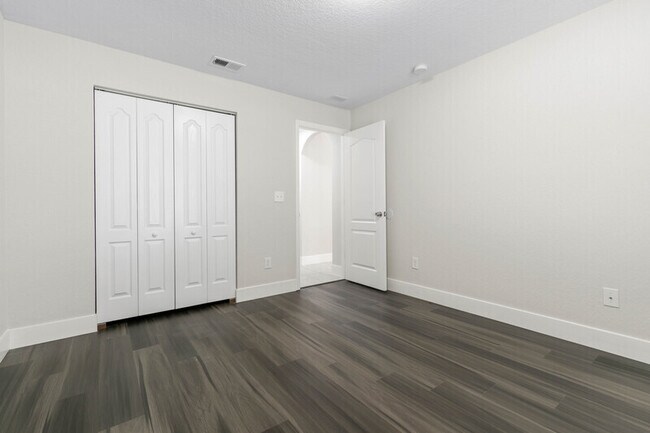 Building Photo - 884 Winchester St