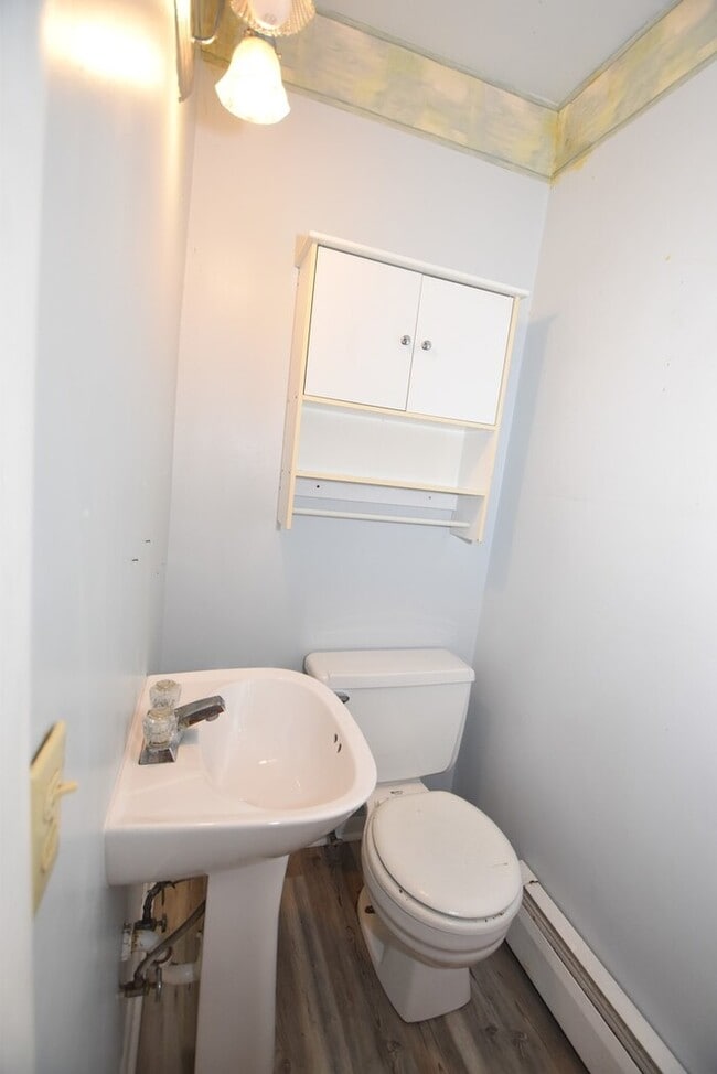 Building Photo - Beautiful 3 Bedroom Lower Unit Apartment i...