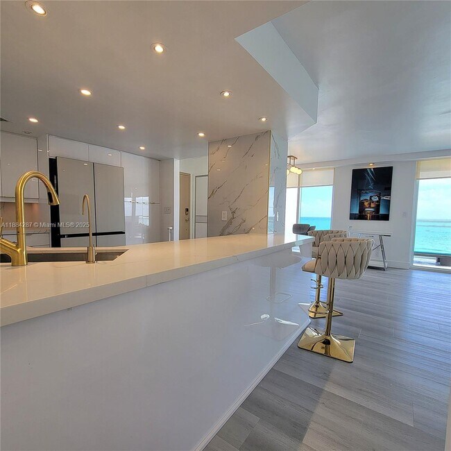 Building Photo - 2030 S Ocean Dr