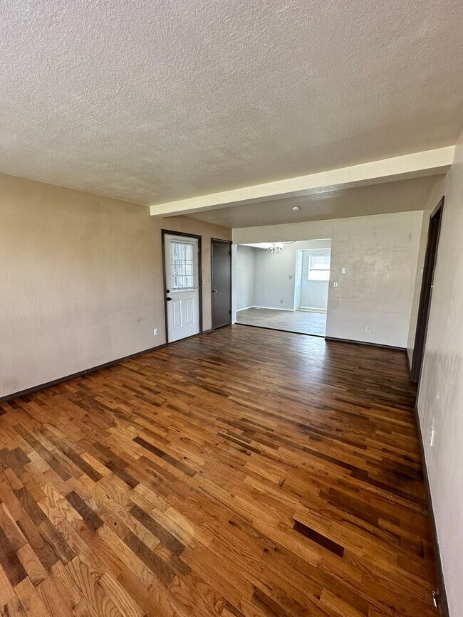 Building Photo - ** 3-Bedroom ~ Upgraded ~ House for Rent in Sought After East Wenatchee **