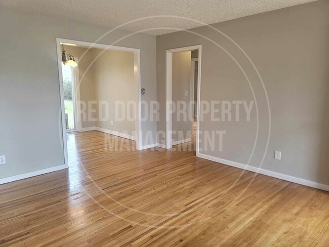 Building Photo - 1502 E Jump St