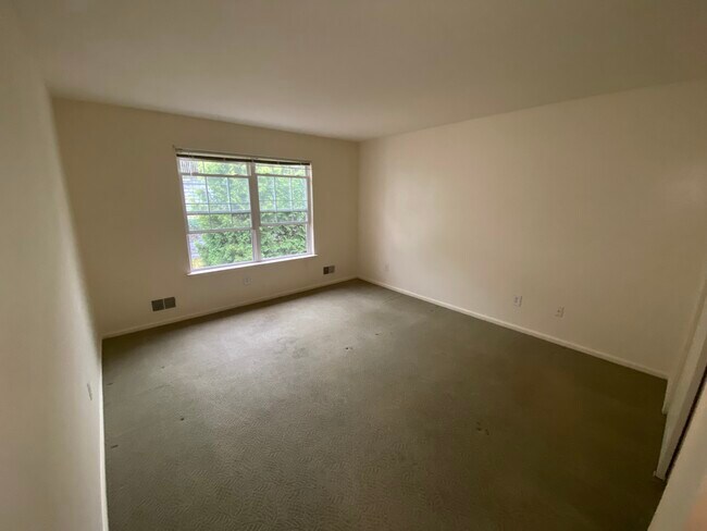 Bedroom 2-View 1 - 402 Green Mountain Rd