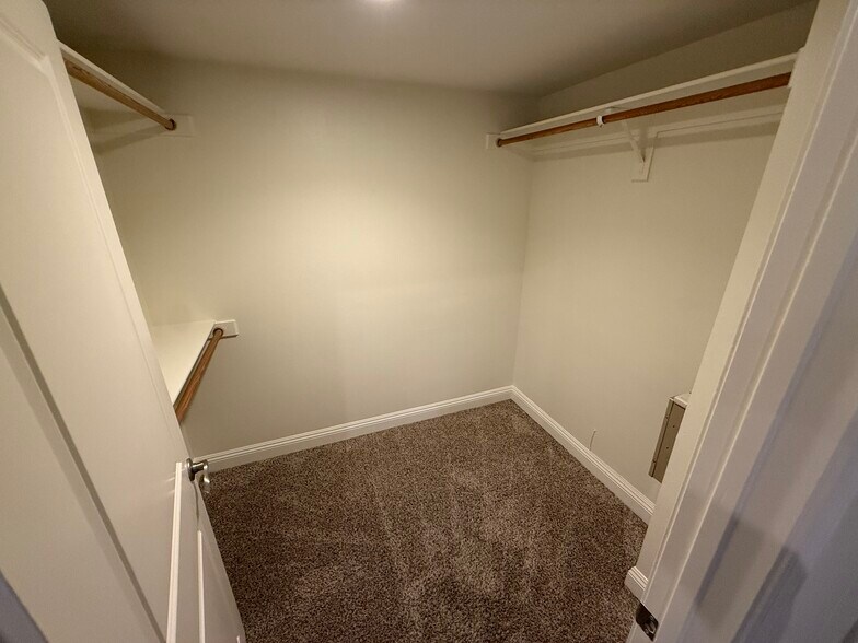 Building Photo - 7132 Farralone Ave