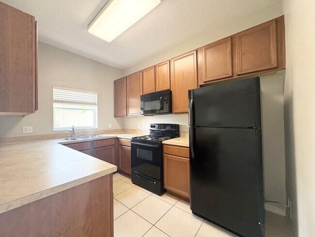 Building Photo - Gated 3B/2.5B Sanford Townhome ~ Fresh paint! ~ New flooring!