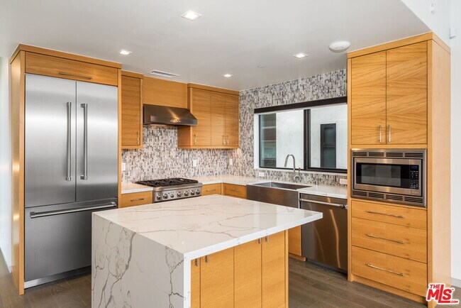 Building Photo - 454 S Venice Blvd