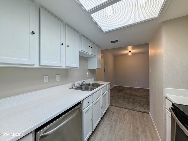 Building Photo - 4211 E Palm Ln