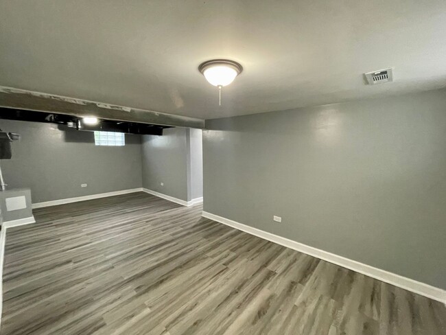 Building Photo - Newly Renovated 2-bed 2-bath - In Unit Lau...