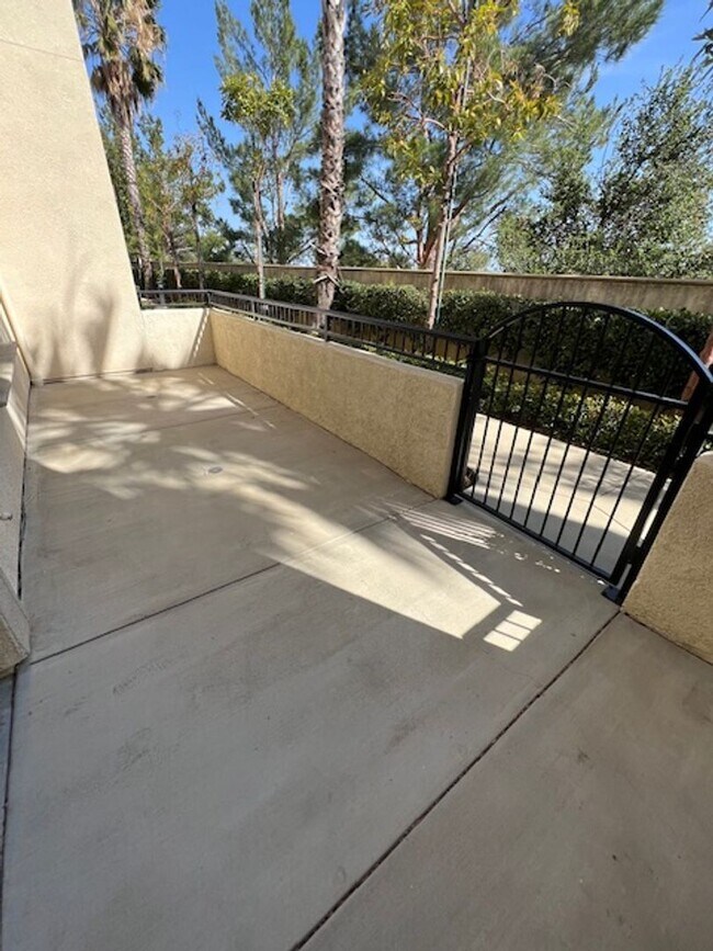 Building Photo - Beautiful 2 Bedroom, 2 1/2 Bathroom Porter Ranch Townhome! Ready for Move In!