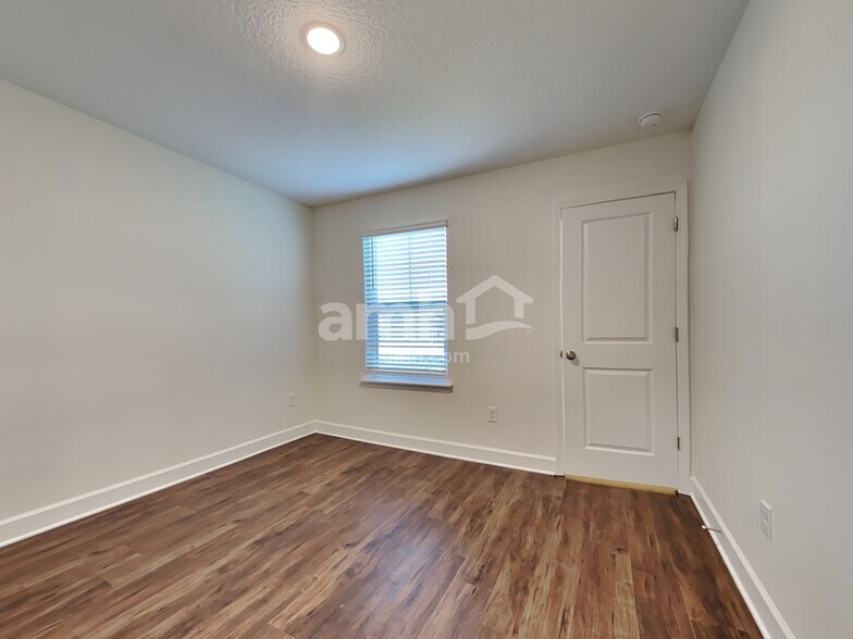 Building Photo - 921 Tan Tara Trl