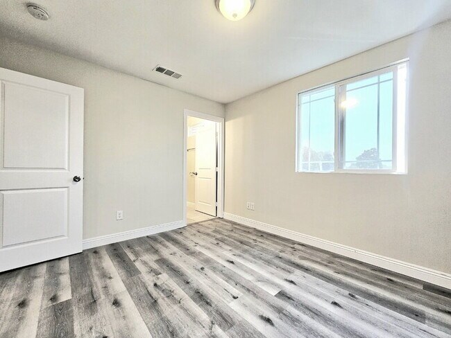 Building Photo - 321 E 103rd St