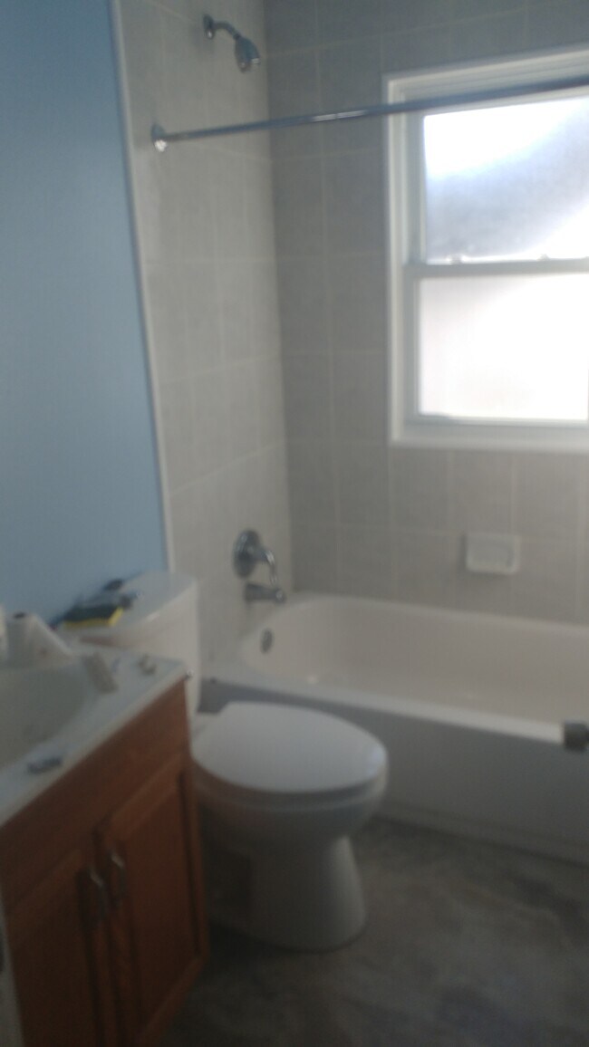 Building Photo - 9946 Carlyle Ave