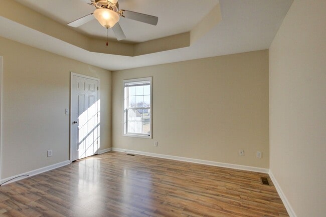 Building Photo - 3 bed 2 bath in the heart of St. B.  Fresh Paint.  Clean and Ready for You.
