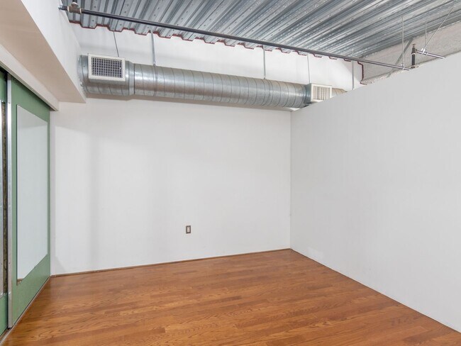 Building Photo - Top Floor 1 Bedroom Loft in Los Angeles