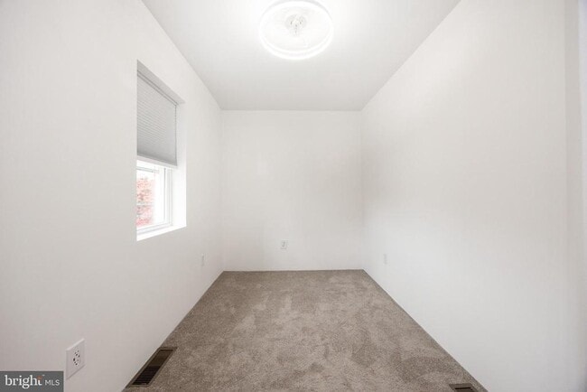 Building Photo - 353 William St