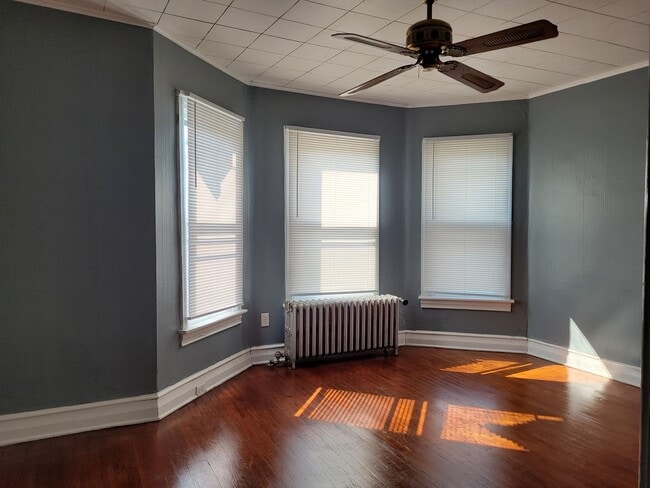 Building Photo - 421 W King St