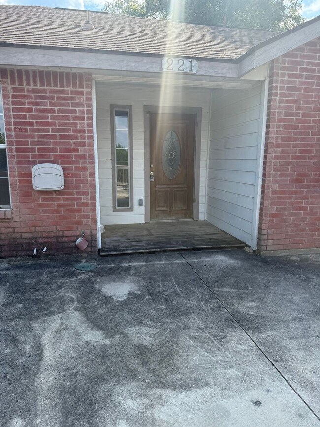 Building Photo - NEW ON MARKET