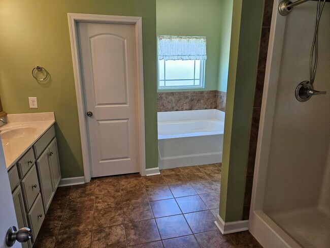 Building Photo - 3 Bedroom, 2 bath unfurnished home located in Bridgeport Community in Sneads Ferry