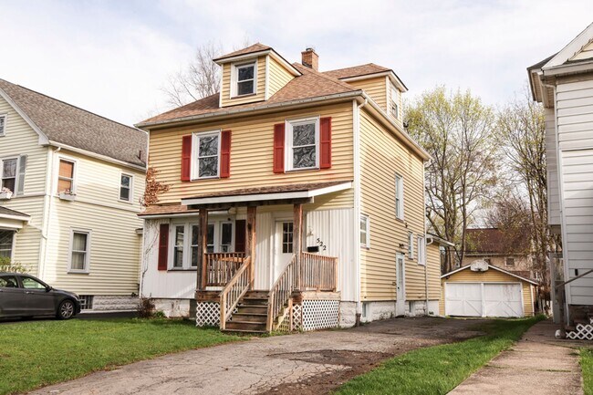 Building Photo - GREAT SINGLE FAMILY HOUSE . WAITING FOR YOU TO CALL HOME !!