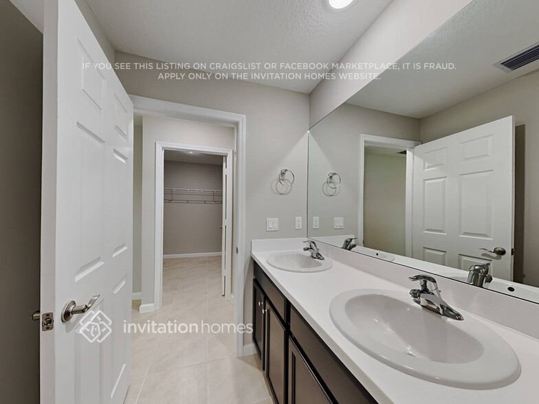 Building Photo - 851 SW Paar Dr