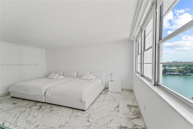 Building Photo - 5640 Collins Ave