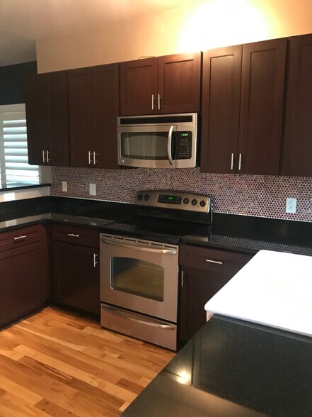 Building Photo - 309 Sylvan Park Ln