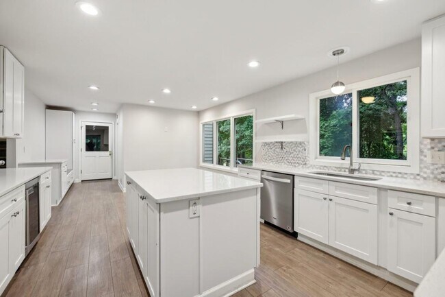 Building Photo - 110 Westchester Way