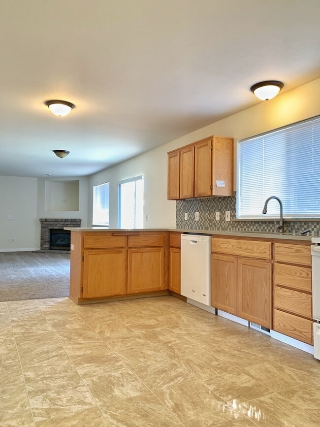 Building Photo - Bright and airy 4 bed!