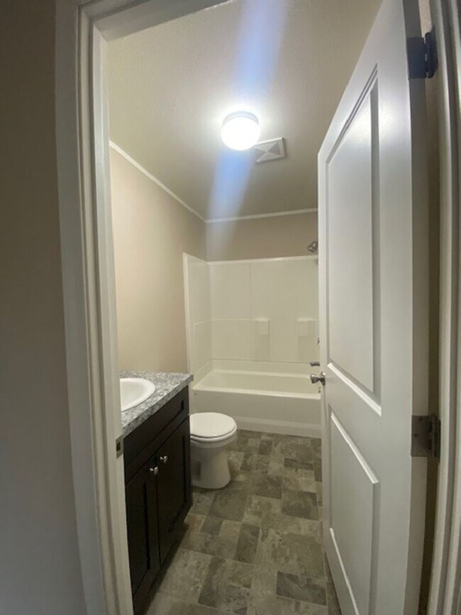 Building Photo - Private Country Living 3 Bedroom Home!