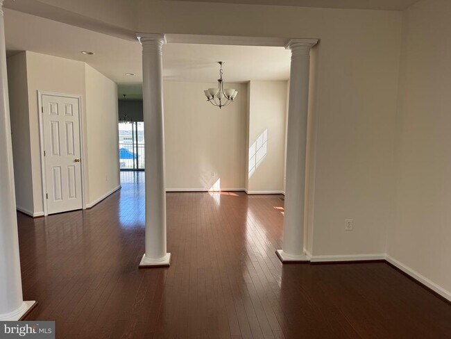 Building Photo - 9719 Inkwood Dr