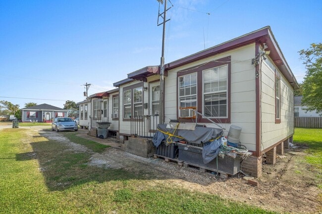 Building Photo - 420 Moss St