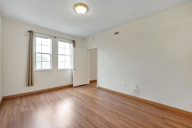 Building Photo - 533 NE 3rd Ave