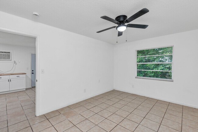 Building Photo - Affordable 1-Bedroom Apartment for Rent – Great Location in Ocala!