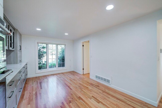 Building Photo - 4Bd/2.5Ba Mercer Island House