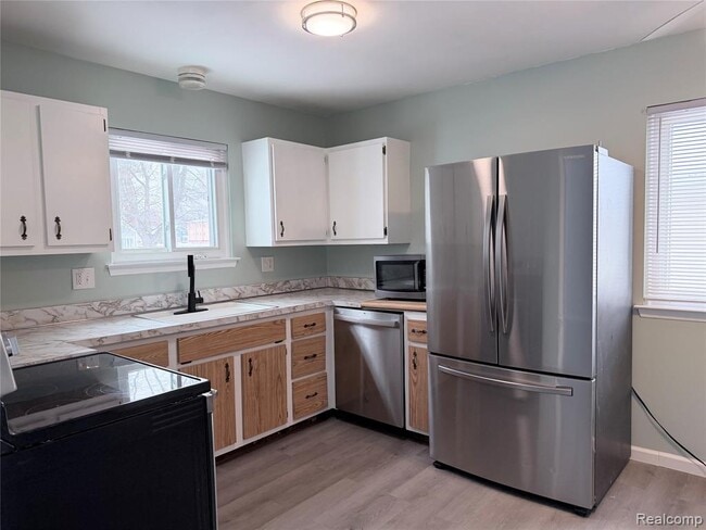 Building Photo - 166 W Coy Ave