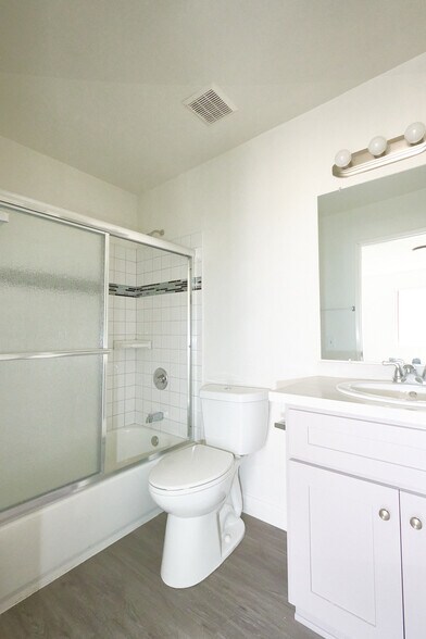 Building Photo - 4619 Rosewood Ave