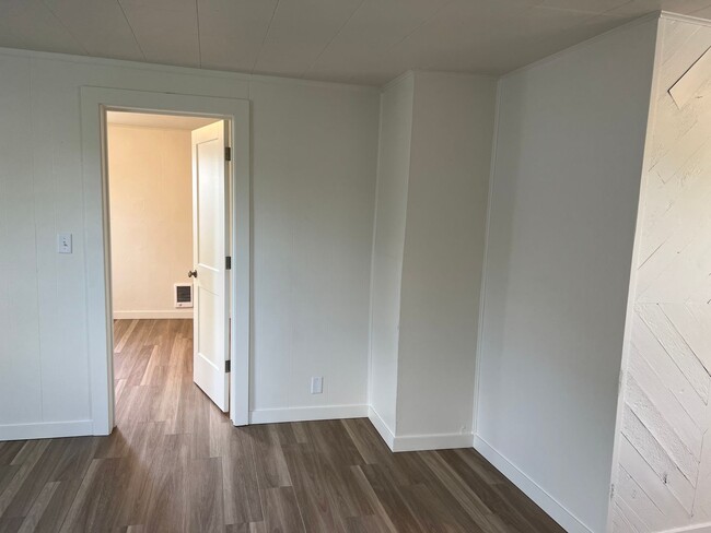 Building Photo - Updated 3 bedroom 1 bathroom house! MOVE I...