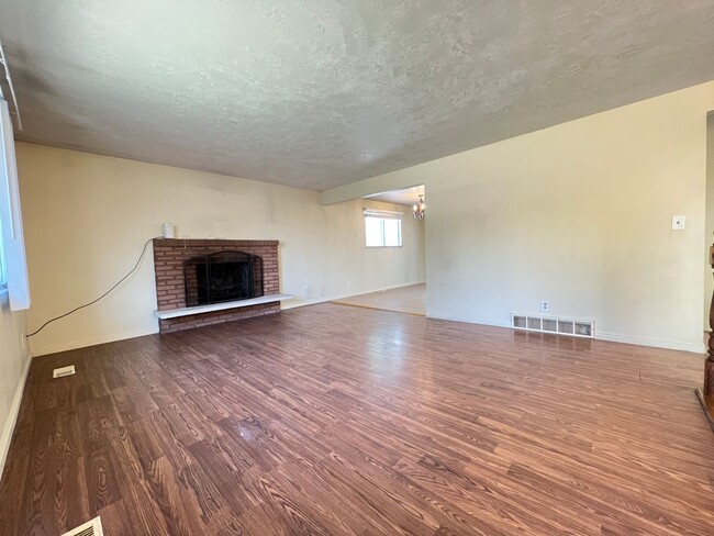 Building Photo - 4 Bedroom/2 Bathroom House in Midvale