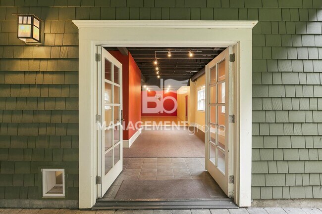 Building Photo - Stunning Historic Bungalow Just Minutes From City Center!