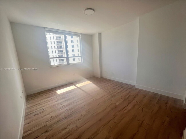 Building Photo - 870 Brickell Bay Dr