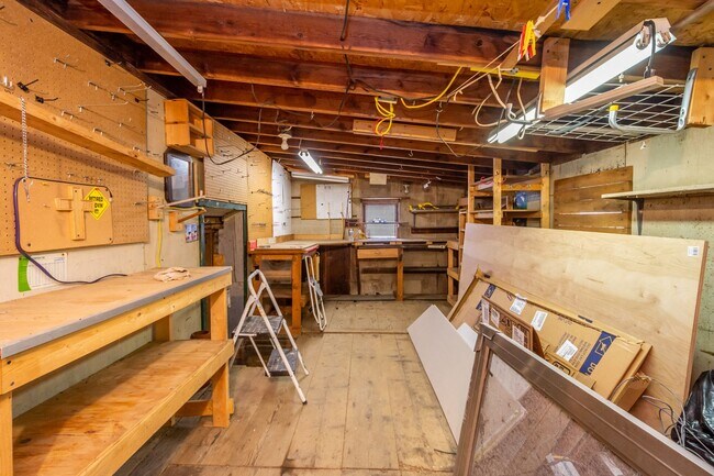 Building Photo - COZY 2 BEDROOM GEM IN THE MONROEVILLE NEIG...