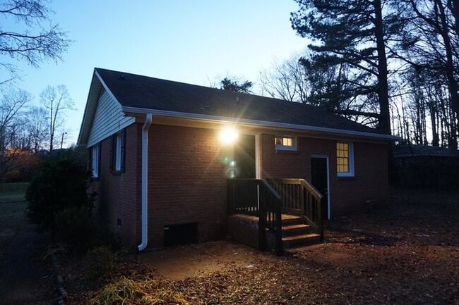 Building Photo - 8033 Albemarle Rd