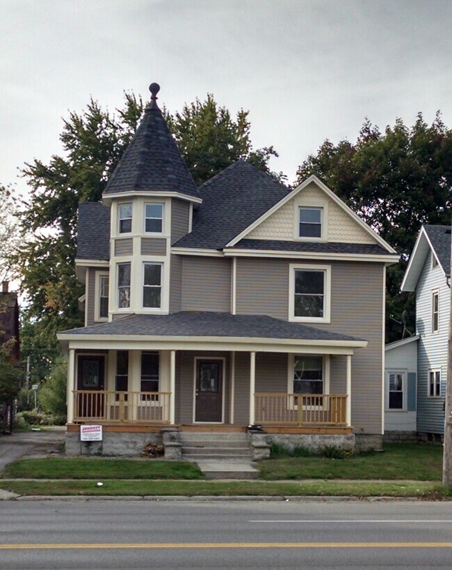 Exterior Front - 522 N Main St