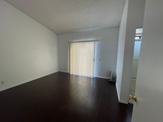 Building Photo - Charming Home in Hesperia- HOA Community- 3 Bedrooms, 2 Bathrooms, Community Park