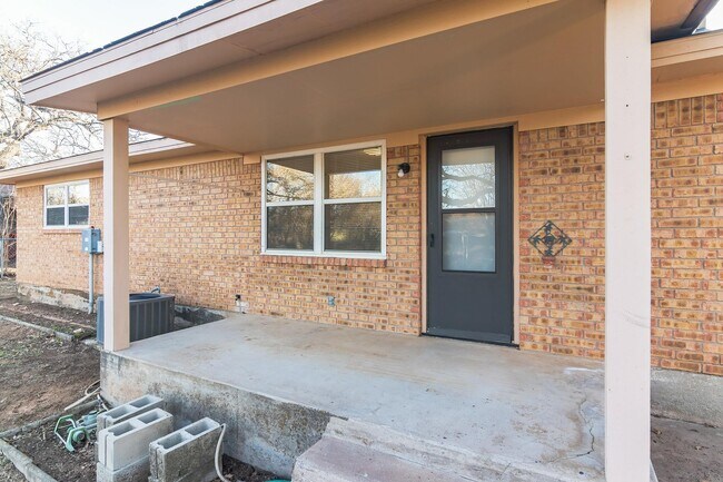 Building Photo - 1822 Greenwood Ln