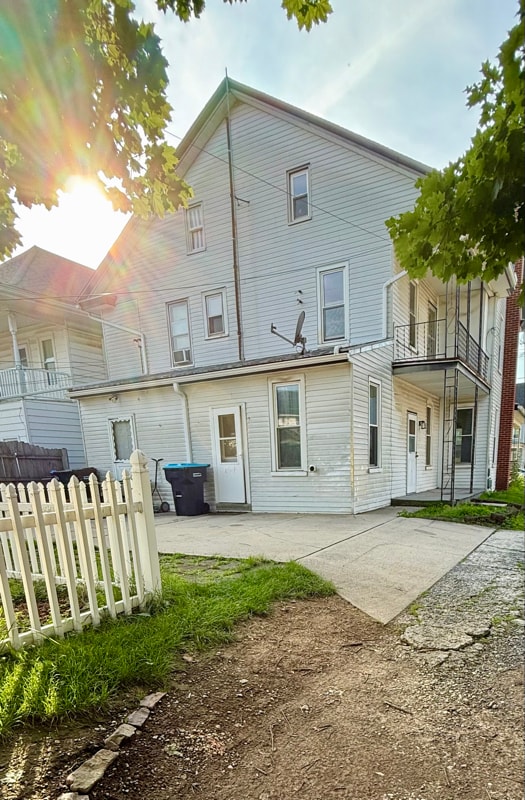 Building Photo - 214 E Cherry St