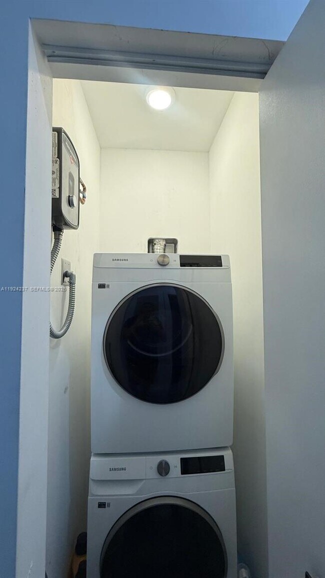 Building Photo - 4701 NE 3rd Ave