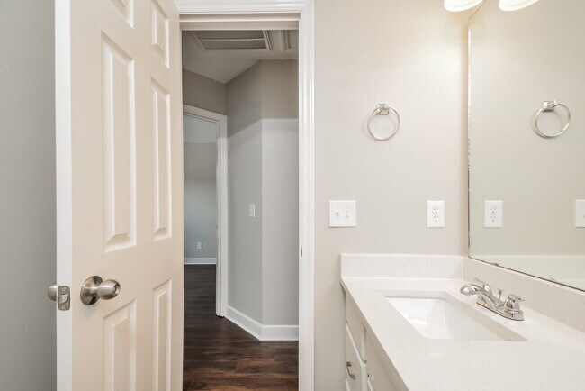 Building Photo - 508 Lakeview Ave